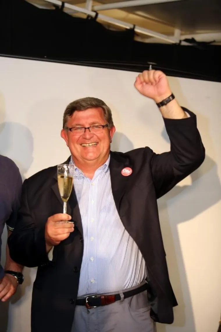 Slavlje u stožeru SDP-a nakon pobjede Vojka Obersnela u drugom krugu lokalnih izbora. Vojko Obersnel sa zamjenicima Markom Filipovićem i Nikolom Ivanišem