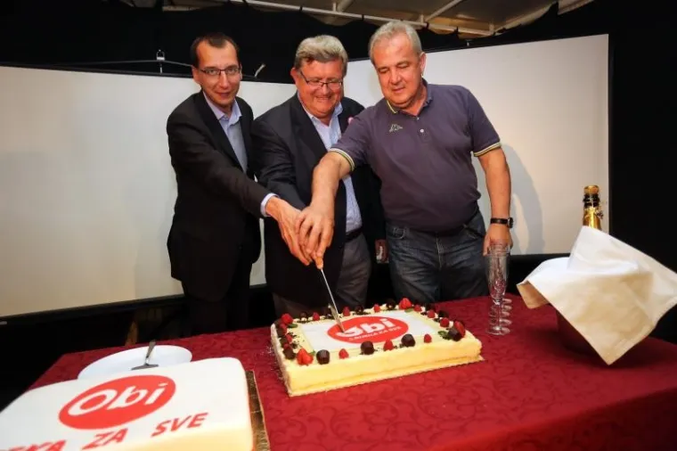 TORTE, ŠAMPANJAC, JANJETINA, BAKLJE...: Pogledajte kako slave pobjednici lokalnih izbora