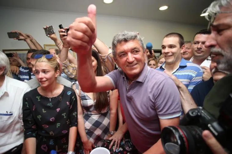 TORTE, ŠAMPANJAC, JANJETINA, BAKLJE...: Pogledajte kako slave pobjednici lokalnih izbora