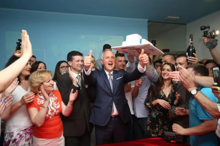 Atmosfera u izbornom stožeru gradskog i županijskog HDZ-a. Andro Krstulović Opara dočekan je s pjesmom, tortom i šampancem