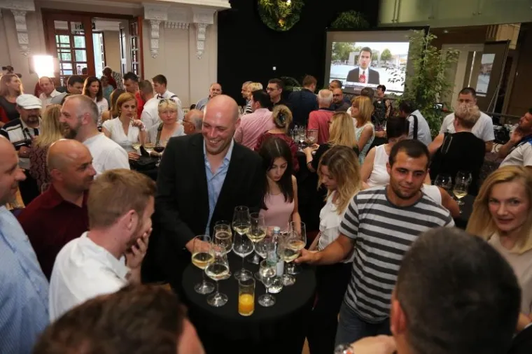 TORTE, &Scaron;AMPANJAC, JANJETINA, BAKLJE...: Pogledajte kako slave pobjednici lokalnih izbora