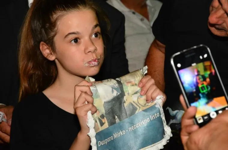 TORTE, &Scaron;AMPANJAC, JANJETINA, BAKLJE...: Pogledajte kako slave pobjednici lokalnih izbora