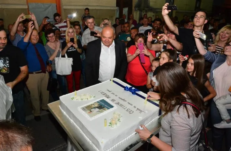 Pobjedničko slavlje ispred stožera Mirka Duspare (Nezavisna lista) u Horvatovoj ulici gdje se okupilo vi&scaron;e stotina Brođana koji su do&scaron;li čestitati novom-starom gradonačelniku na izbornoj pobjedi