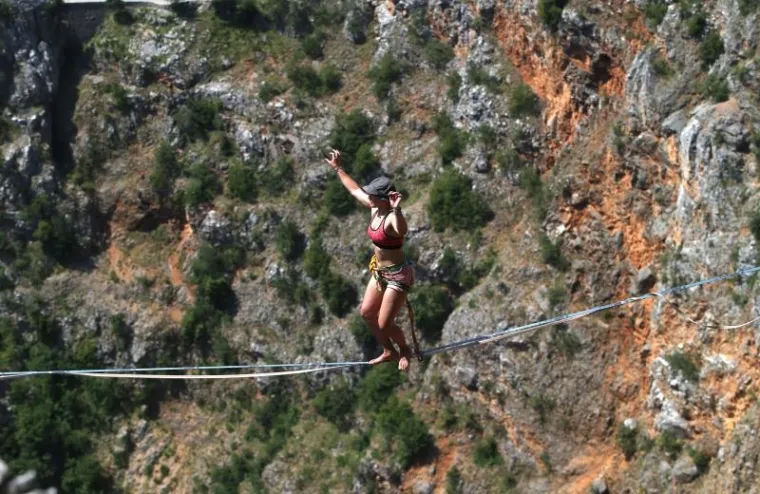 Skupina mladih avanturista iz Njemačke i Austrije odlučila se na izazovan podvig hodanja po žici iznad povrsine Crvenog jezera. Unatoč osiguranjima ovaj spektakl izaziva divljenje i strahopo&scaron;tovanje onih koji ih gledaju s kraja diveći se njihovoj vje&scaron;tini balansiranja na trima zaljuljanim žicama rastegnutim iznad jezera.