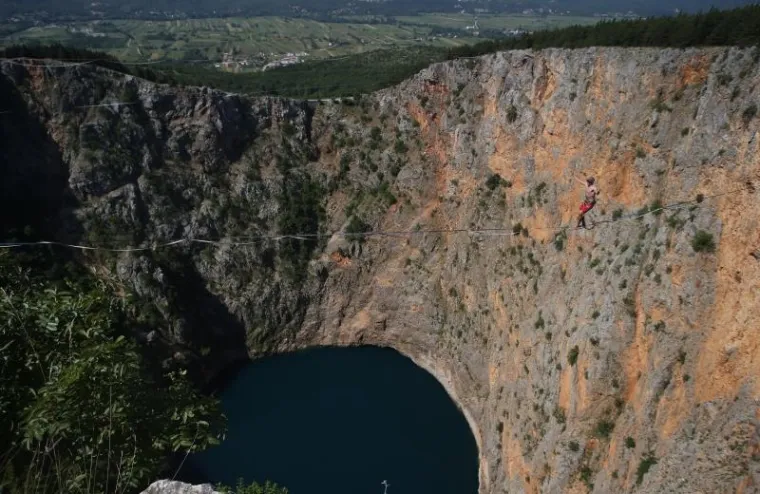 Skupina mladih avanturista iz Njemačke i Austrije odlučila se na izazovan podvig hodanja po žici iznad povrsine Crvenog jezera. Unatoč osiguranjima ovaj spektakl izaziva divljenje i strahopo&scaron;tovanje onih koji ih gledaju s kraja diveći se njihovoj vje&scaron;tini balansiranja na trima zaljuljanim žicama rastegnutim iznad jezera.