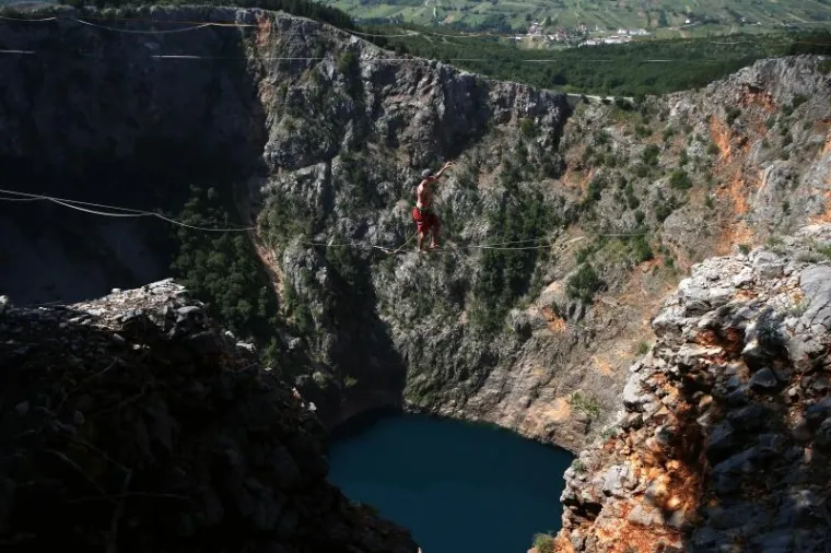 Skupina mladih avanturista iz Njemačke i Austrije odlučila se na izazovan podvig hodanja po žici iznad povrsine Crvenog jezera. Unatoč osiguranjima ovaj spektakl izaziva divljenje i strahopo&scaron;tovanje onih koji ih gledaju s kraja diveći se njihovoj vje&scaron;tini balansiranja na trima zaljuljanim žicama rastegnutim iznad jezera.