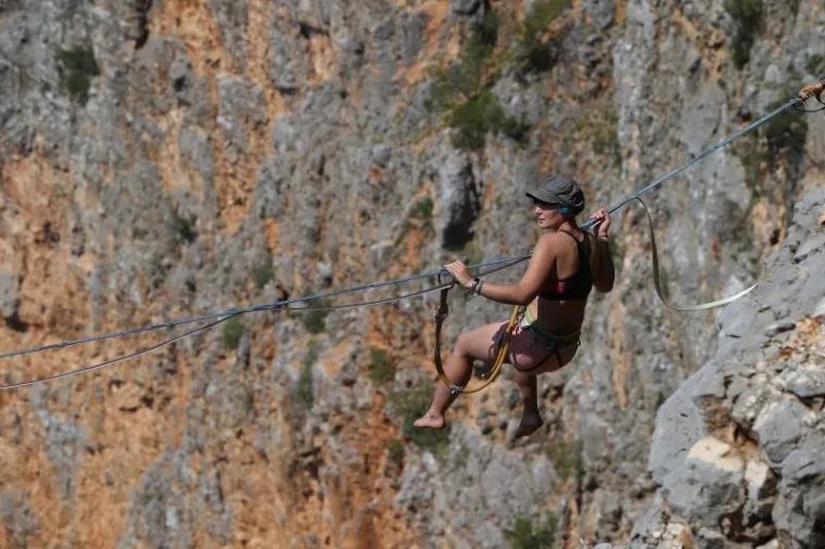 Skupina mladih avanturista iz Njemačke i Austrije odlučila se na izazovan podvig hodanja po žici iznad povrsine Crvenog jezera. Unatoč osiguranjima ovaj spektakl izaziva divljenje i strahopo&scaron;tovanje onih koji ih gledaju s kraja diveći se njihovoj vje&scaron;tini balansiranja na trima zaljuljanim žicama rastegnutim iznad jezera.