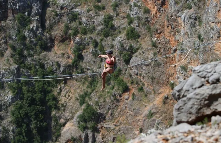 Skupina mladih avanturista iz Njemačke i Austrije odlučila se na izazovan podvig hodanja po žici iznad povrsine Crvenog jezera. Unatoč osiguranjima ovaj spektakl izaziva divljenje i strahopo&scaron;tovanje onih koji ih gledaju s kraja diveći se njihovoj vje&scaron;tini balansiranja na trima zaljuljanim žicama rastegnutim iznad jezera.