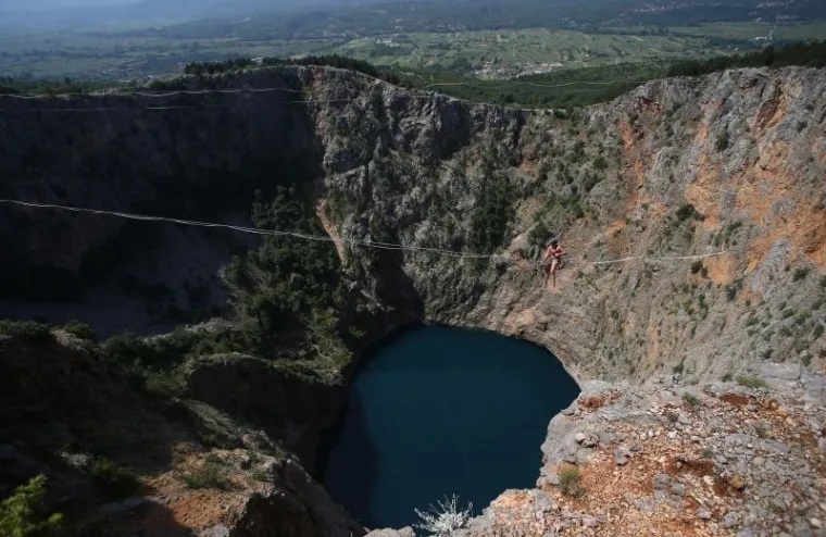 Skupina mladih avanturista iz Njemačke i Austrije odlučila se na izazovan podvig hodanja po žici iznad povrsine Crvenog jezera. Unatoč osiguranjima ovaj spektakl izaziva divljenje i strahopo&scaron;tovanje onih koji ih gledaju s kraja diveći se njihovoj vje&scaron;tini balansiranja na trima zaljuljanim žicama rastegnutim iznad jezera.