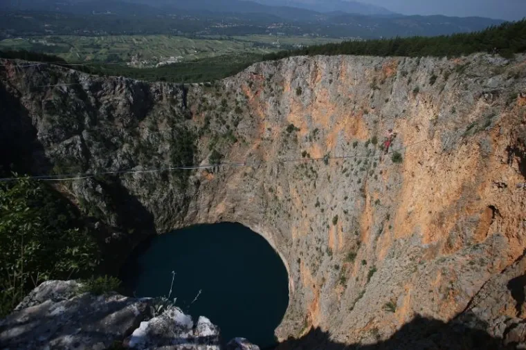 Skupina mladih avanturista iz Njemačke i Austrije odlučila se na izazovan podvig hodanja po žici iznad povrsine Crvenog jezera. Unatoč osiguranjima ovaj spektakl izaziva divljenje i strahopo&scaron;tovanje onih koji ih gledaju s kraja diveći se njihovoj vje&scaron;tini balansiranja na trima zaljuljanim žicama rastegnutim iznad jezera.