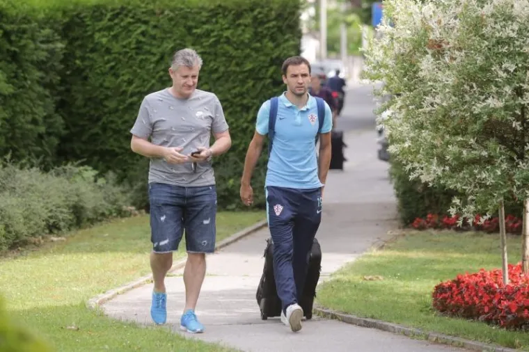 Na dan okupljanja reprezentacije iz Hrvatskog nogometnog saveza (HNS) su objavili kako je zbog problema s trbu&scaron;nim zidom za ovu akciju otpao veznjak Barcelone Ivan Rakitić. Nakon finala Kupa kralja u kojem je Barcelona svladala Alaves s 3-1 na&scaron; je nogometa&scaron; zadobio upalu trbu&scaron;nog zida.