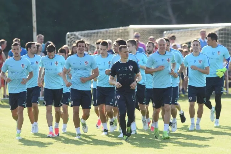 Hrvatska nogometna reprezentacija u ponedjeljak je započela s pripremama u Sv. Martinu na Muri. U subotu lete na Island, a u nedjelju u Reykjaviku igraju kvalifikacijsku utakmica za odlazak na Svjetsko prvenstvo u Rusiji.