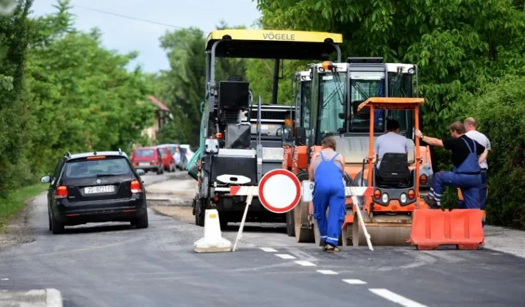 BANDIĆ NASTAVLJA DELATI: Rano jutros obišao rekonstrukciju ceste u Ježdovcu