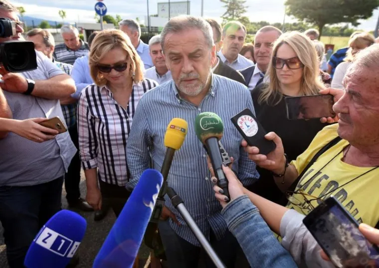 No, novinari su ga pitali i za navodni dug od 18 milijuna kuna poreza. Bandić im je pritom kazao kako je mislio da je predizborna kampanja gotova te dodao: “Nema više ni 18 milijuna kuna, ni prosvjednika na Savici, ni sijanja iluzija i obećanje. Ponovno su pobijedili Zagrepčani”.