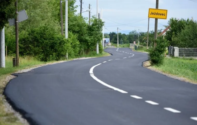 BANDIĆ NASTAVLJA DELATI: Rano jutros obišao rekonstrukciju ceste u Ježdovcu