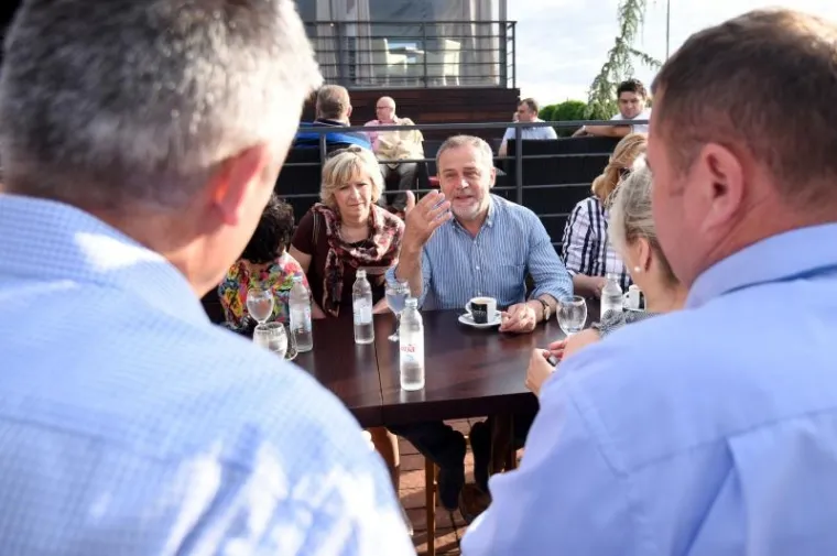 Milan Bandić obratio se novinarima, te popio kavu.