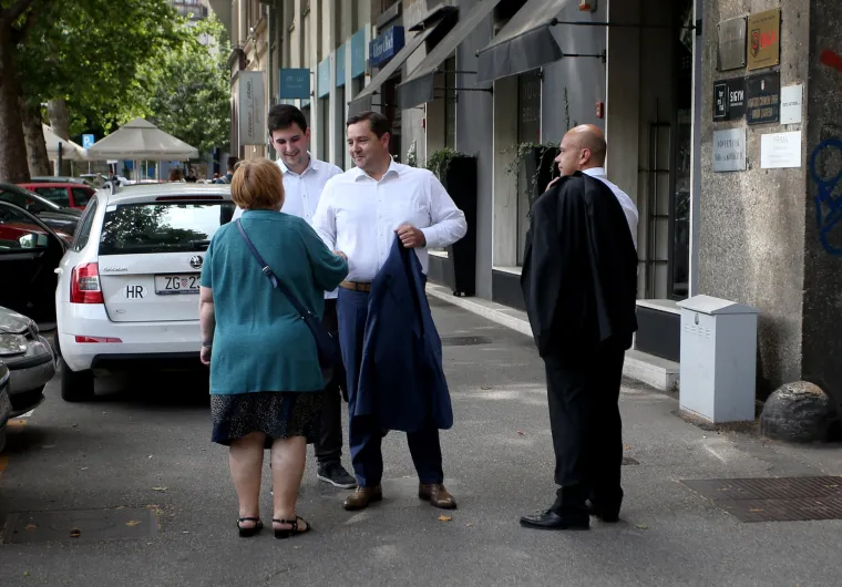 Anka Mrak Tarita&scaron; prolazila pored HDZ-a i srdačno se pozdravila s Andrijom Mikulićem