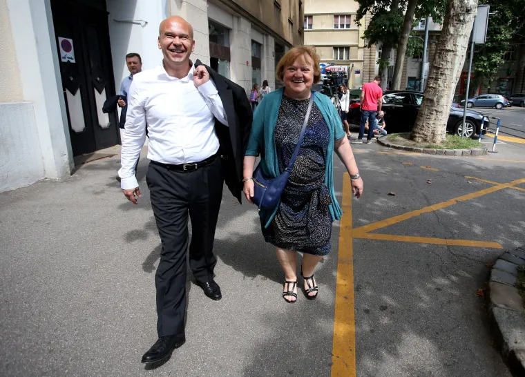 Anka Mrak Tarita&scaron; prolazila pored HDZ-a i srdačno se pozdravila s Andrijom Mikulićem