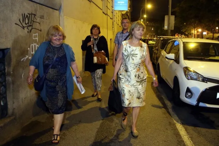 Odlazak članova HNS-a nakon sjednice Predsjedništva stranke na kojoj je odlučeno da ne idu u koaliciju s HDZ-om.