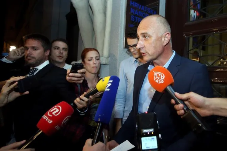 'Bilo je apsolutno vidljivo da će se stranka podijeliti, ja to nisam želio dozvoliti. Odlučio sam Predsjedni&scaron;tvu predložiti da ne ide u Vladu s HDZ-om i da podnosim ostavku na sve političke funkcije. Imao sam iskrenu namjeru Hrvatsku izvući iz političkih rovova, ali nisam htio dijeliti stranku. Nema cijene kojom bih to dozvolio. To je bilo moje dijete. Ja se odričem svih političkih funkcija, a stranka je usvojila odluku koju sam predložio Predsjedni&scaron;tvu. Ne ulazimo u Vladu RH', rekao je Vrdoljak.