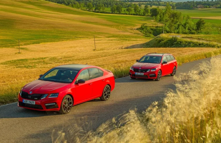 U izvedbi hatchback Octavia RS 245 s mjesta do 100 km/h stiže za 6,6 sekundi, u karavanskoj inačici za 6,7 sekundi.