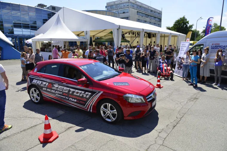 'BRZE I ŽESTOKE' POKAZALE KAKO BARATAJU VOLANOM: Novinarke probile led i odvozile prvu žensku trku na Utrci ubrzanja