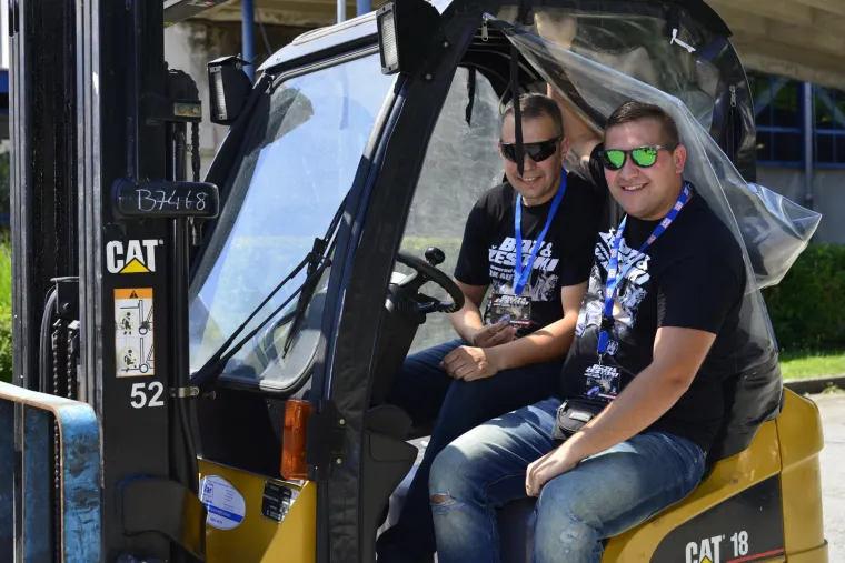 'BRZE I ŽESTOKE' POKAZALE KAKO BARATAJU VOLANOM: Novinarke probile led i odvozile prvu žensku trku na Utrci ubrzanja