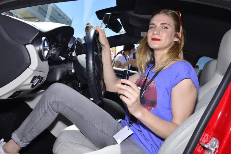 'BRZE I ŽESTOKE' POKAZALE KAKO BARATAJU VOLANOM: Novinarke probile led i odvozile prvu žensku trku na Utrci ubrzanja