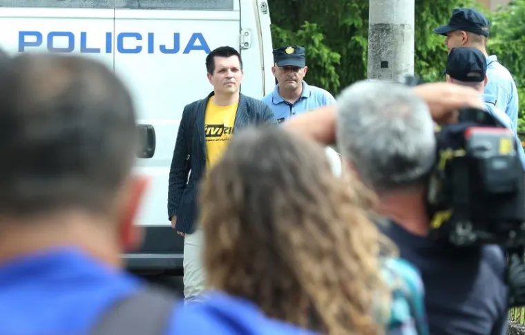 U zagrebačkom naselju Črnomerec danas je deložirana obitelji &Scaron;trok. Ondje su bili i članovi Živog zida koji su poku&scaron;ali spriječiti deložaciju, no njih su priveli pripadnici interventne policije. Među onima koje je policija na rukama odnijela u 'maricu', a potom ih pustila jer ih &scaron;titi zastupnički imunitet, bila su trojica saborskih zastupnika Živog zida &ndash; Branimir Bunjac, Ivan Pernar i Ivan Vilibor Sinčić.