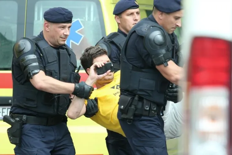 TRPALI IH U MARICU JEDNOG PO JEDNOG: Pogledajte kako su policajci odnosili Bunjca, Pernara i Sinčića