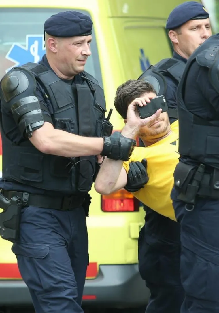 TRPALI IH U MARICU JEDNOG PO JEDNOG: Pogledajte kako su policajci odnosili Bunjca, Pernara i Sinčića