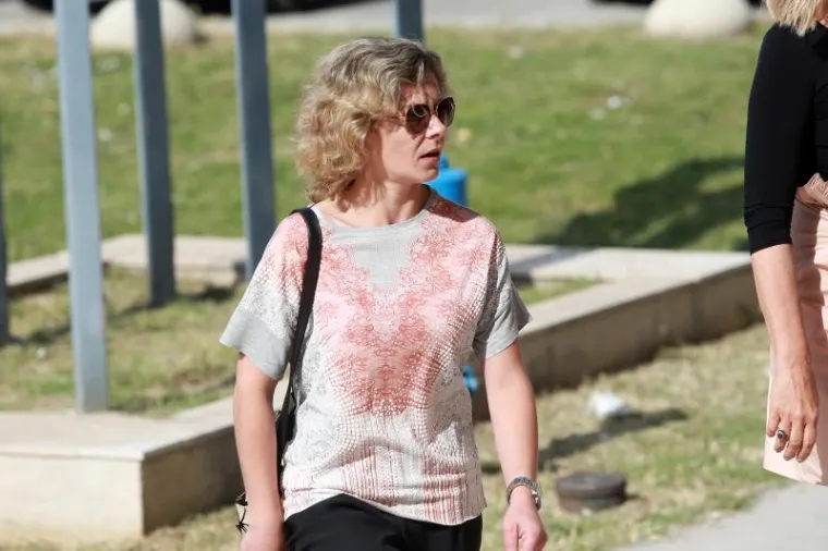 Na Županijskom sudu u Splitu počinje ponovljeno suđenje “fatalnoj ujni” Slađani Novoselnik i njezinom nećaku koji se sumnjiče za ubojstvo, odnosno poticanje na ubojstvo Domagoja Novoselnika. To se ubojstvo dogodilo u lipnju 2011. godine u mjestu Vrisnik na Hvaru.