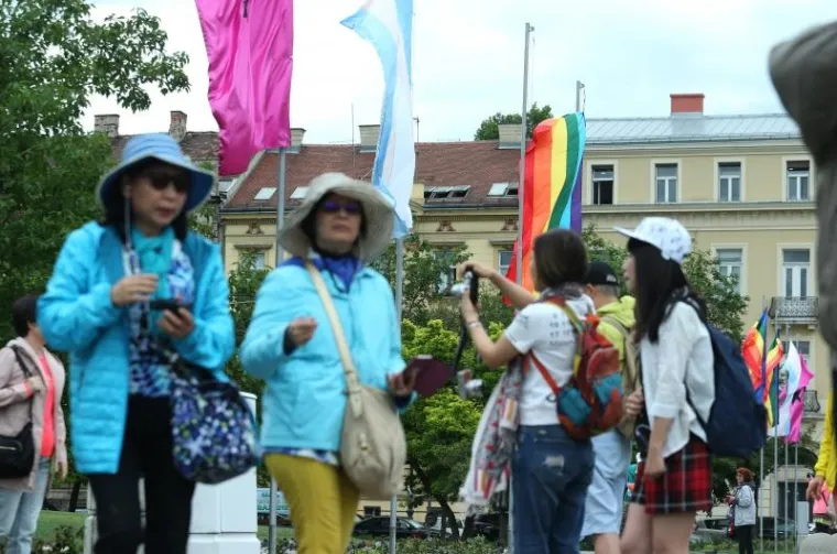 Zastave duginih boja na Trgu kralja Tomislava najavljuju 16. Povorku ponosa
