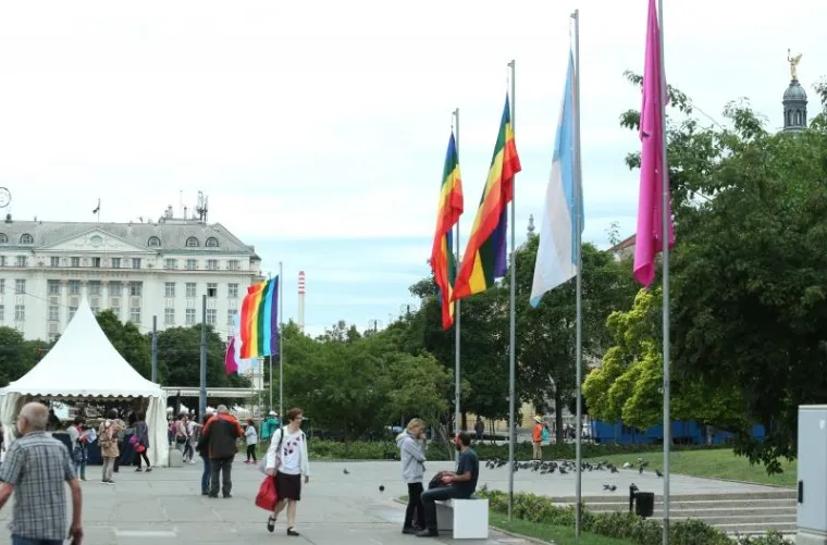 Zastave duginih boja na Trgu kralja Tomislava najavljuju 16. Povorku ponosa