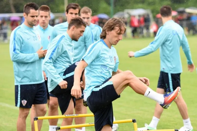 NI KI&Scaron;A NIJE OHLADILA NAVIJAČE UZ TEREN: Pogledajte atmosferu s treninga na kojem su se priključili Modrić i Kovačić