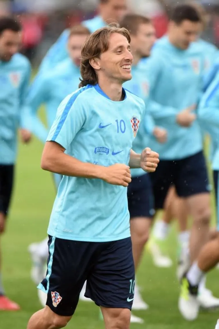 NI KI&Scaron;A NIJE OHLADILA NAVIJAČE UZ TEREN: Pogledajte atmosferu s treninga na kojem su se priključili Modrić i Kovačić