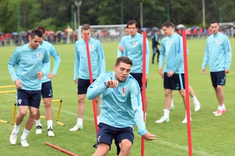 NI KI&Scaron;A NIJE OHLADILA NAVIJAČE UZ TEREN: Pogledajte atmosferu s treninga na kojem su se priključili Modrić i Kovačić