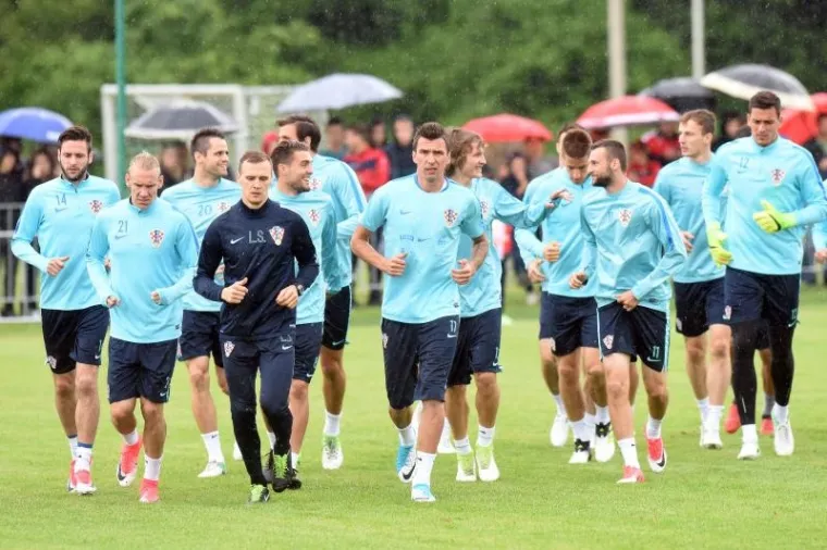 NI KI&Scaron;A NIJE OHLADILA NAVIJAČE UZ TEREN: Pogledajte atmosferu s treninga na kojem su se priključili Modrić i Kovačić