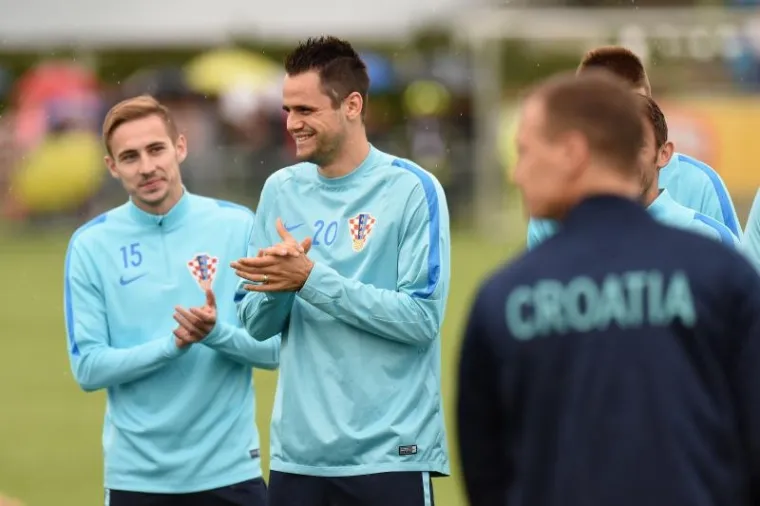 NI KI&Scaron;A NIJE OHLADILA NAVIJAČE UZ TEREN: Pogledajte atmosferu s treninga na kojem su se priključili Modrić i Kovačić