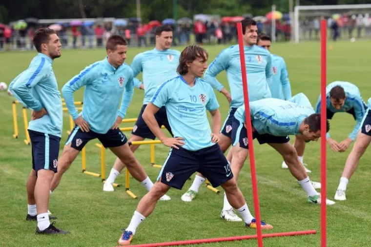 NI KI&Scaron;A NIJE OHLADILA NAVIJAČE UZ TEREN: Pogledajte atmosferu s treninga na kojem su se priključili Modrić i Kovačić