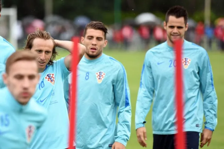 NI KI&Scaron;A NIJE OHLADILA NAVIJAČE UZ TEREN: Pogledajte atmosferu s treninga na kojem su se priključili Modrić i Kovačić