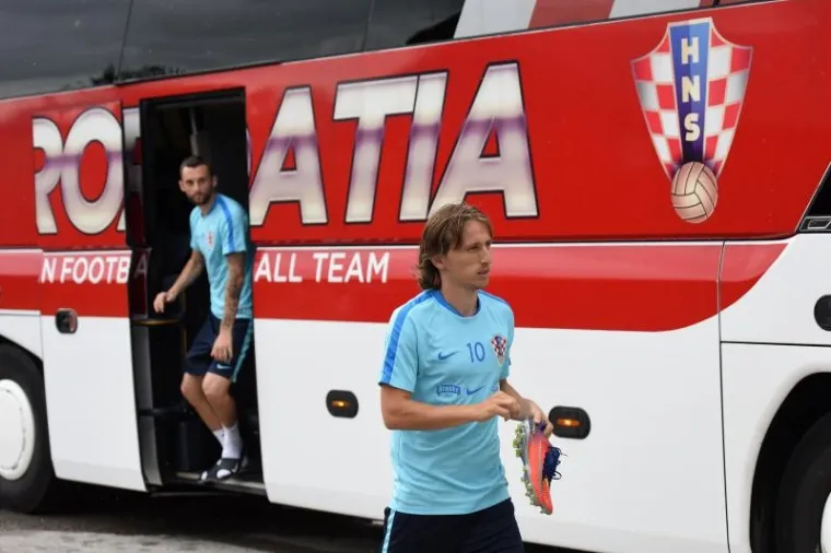 NI KI&Scaron;A NIJE OHLADILA NAVIJAČE UZ TEREN: Pogledajte atmosferu s treninga na kojem su se priključili Modrić i Kovačić