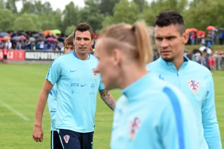 NI KI&Scaron;A NIJE OHLADILA NAVIJAČE UZ TEREN: Pogledajte atmosferu s treninga na kojem su se priključili Modrić i Kovačić