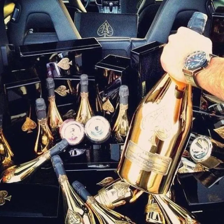 BOGATA DJEČURLIJA STVARNO NEMA MJERU: Pogledajte kako se novcem razbacuju djeca bogatih &Scaron;vicaraca