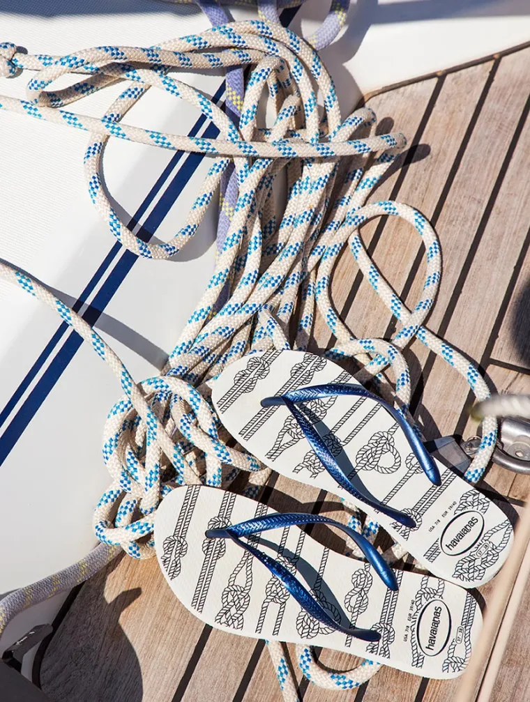 Nautical kolekcija dolazi u Slim modelu te u dvije različite boje za nju, dok je ovaj trendi nautički stil dostupan i u Top modelu za njega, a dolazi u tri elegantne boje i print uzorka, a sve u pravom mornarskom stilu.