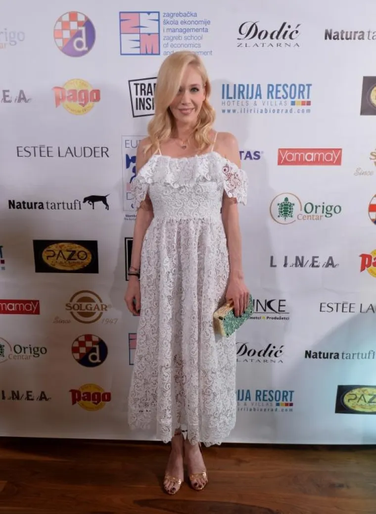 BA&Scaron; JOJ LIJEPO STOJI BIJELO: Jelena Rozga izgledala poput mladenke na promociji knjige Josipe Pavičić