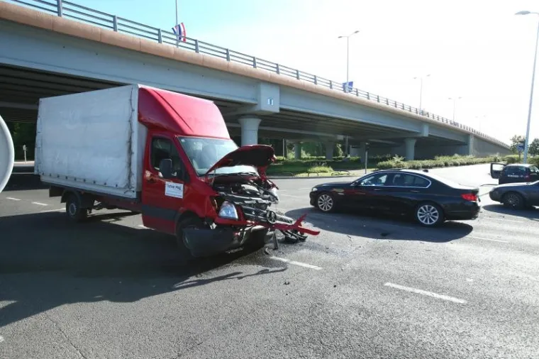 PROMETNA NESREĆA U ZAGREBU: U sudaru kamiona i osobnog automobila ozlijeđene dvije osobe