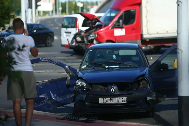 Prometna nesreća na raskrižju Slavonske avenije i Ljudevita Posavskog u kojoj su sudjelovali kamion i osobno vozilo . Dvoje ljudi je ozljeđeno te su prevezeni u bolnicu. Policijski očevid je u tijeku.