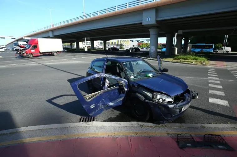 PROMETNA NESREĆA U ZAGREBU: U sudaru kamiona i osobnog automobila ozlijeđene dvije osobe