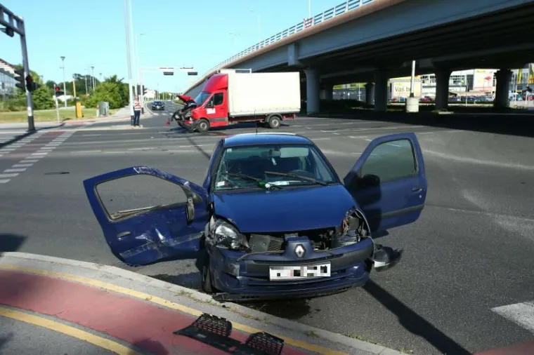 PROMETNA NESREĆA U ZAGREBU: U sudaru kamiona i osobnog automobila ozlijeđene dvije osobe